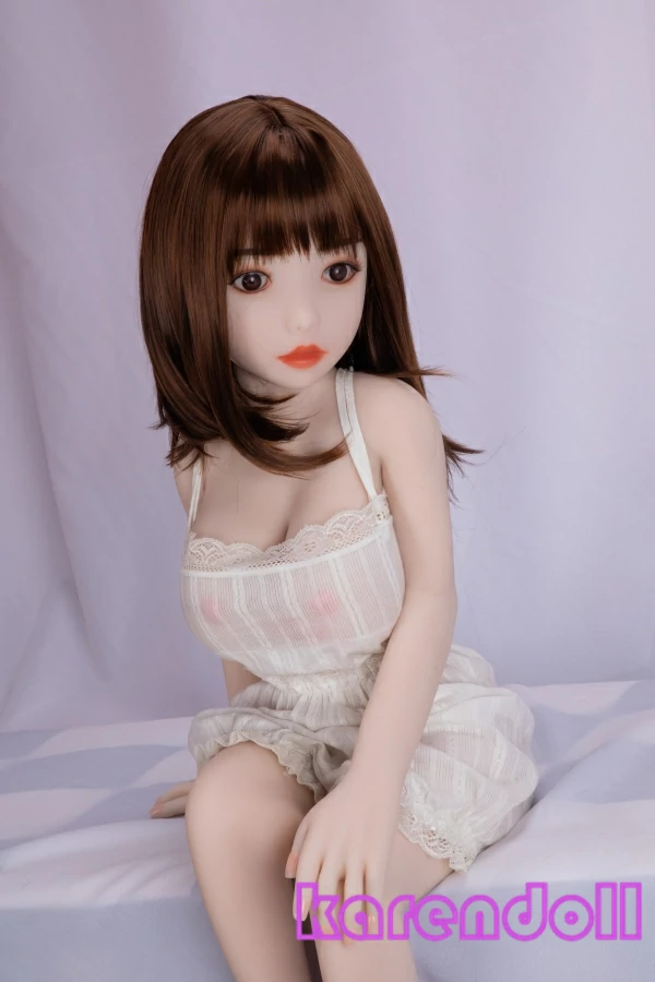 座る DLDOLL 小櫻  