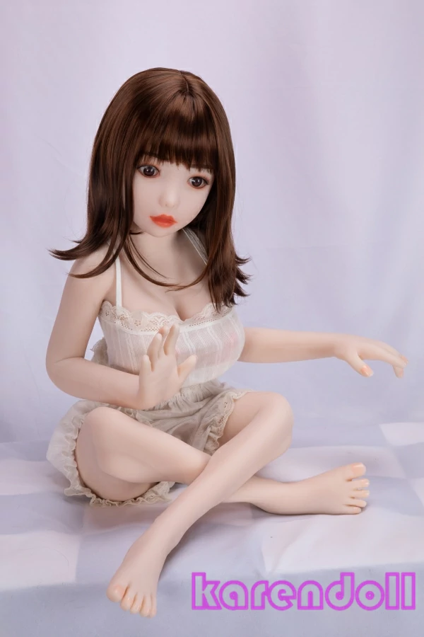 足を組んで座る DLDOLL 小櫻  