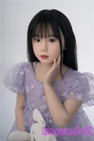 等身 大のAXBドール佑愛菜